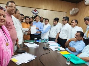ऊधम सिंह नगर के भाजपा नेता BLO को डराने धमकाने वाले विपक्ष के खिलाफ कुमाऊं आयुक्त से मिले
