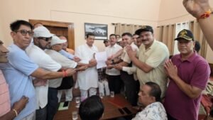 दुर्गादेवी मैदावन मोटर मार्ग के लिए अनिल बलूनी को ज्ञापन सौंपा !