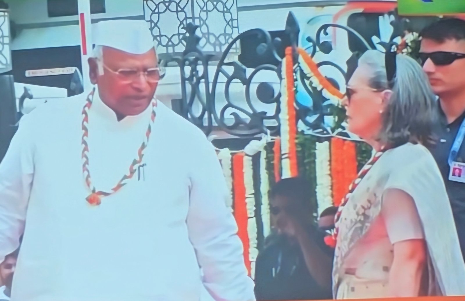 क्या कांग्रेस अध्यक्ष मल्लिकार्जुन खड़गे और सोनिया गाँधी पर मुकदमा दर्ज होगा ?