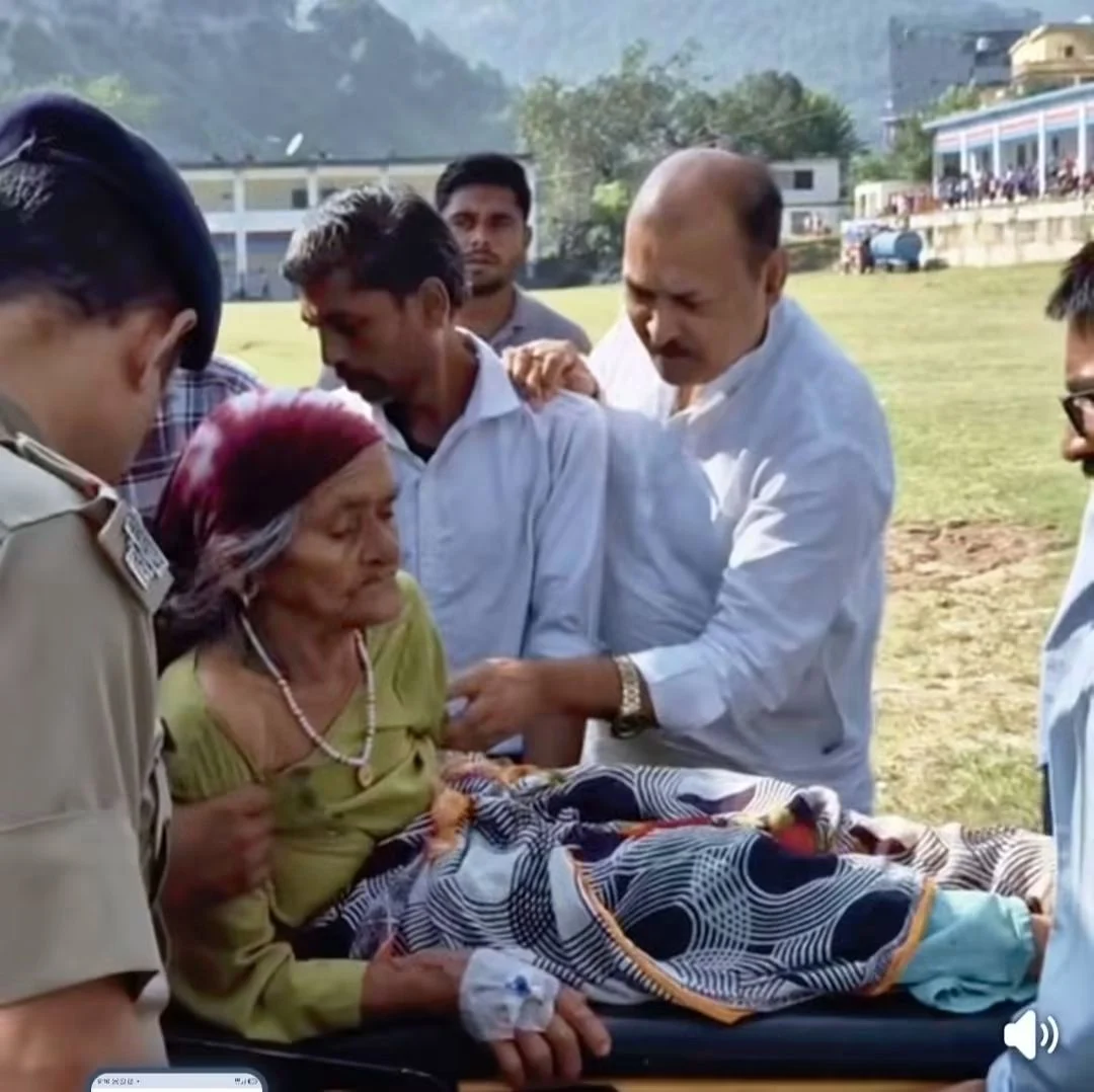 बुजुर्ग महिला को एअरलिफ्ट कर AIIMS पहुंचाया गया सल्ट में