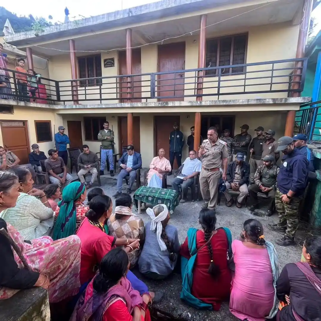 लैंसडौन विधायक भालू पीड़ित क्षेत्र में गए और पीड़ित परिलार को चैक दिया